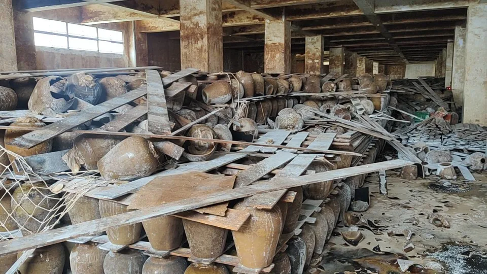Nhà máy chưng cất Rượu Thiệu Hưng 30 năm tuổi thiệt hại nặng sau động đất 7.2 richter Hoa Liên